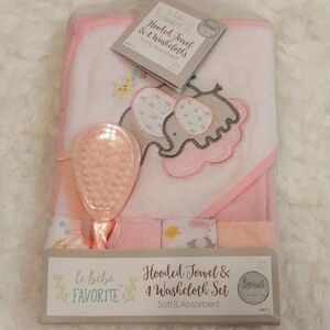 LE BEBE BRAND INFANT GIFT SET OF ONE HOODED TOWEL....4 WASHCLOTHS AND A BONUS